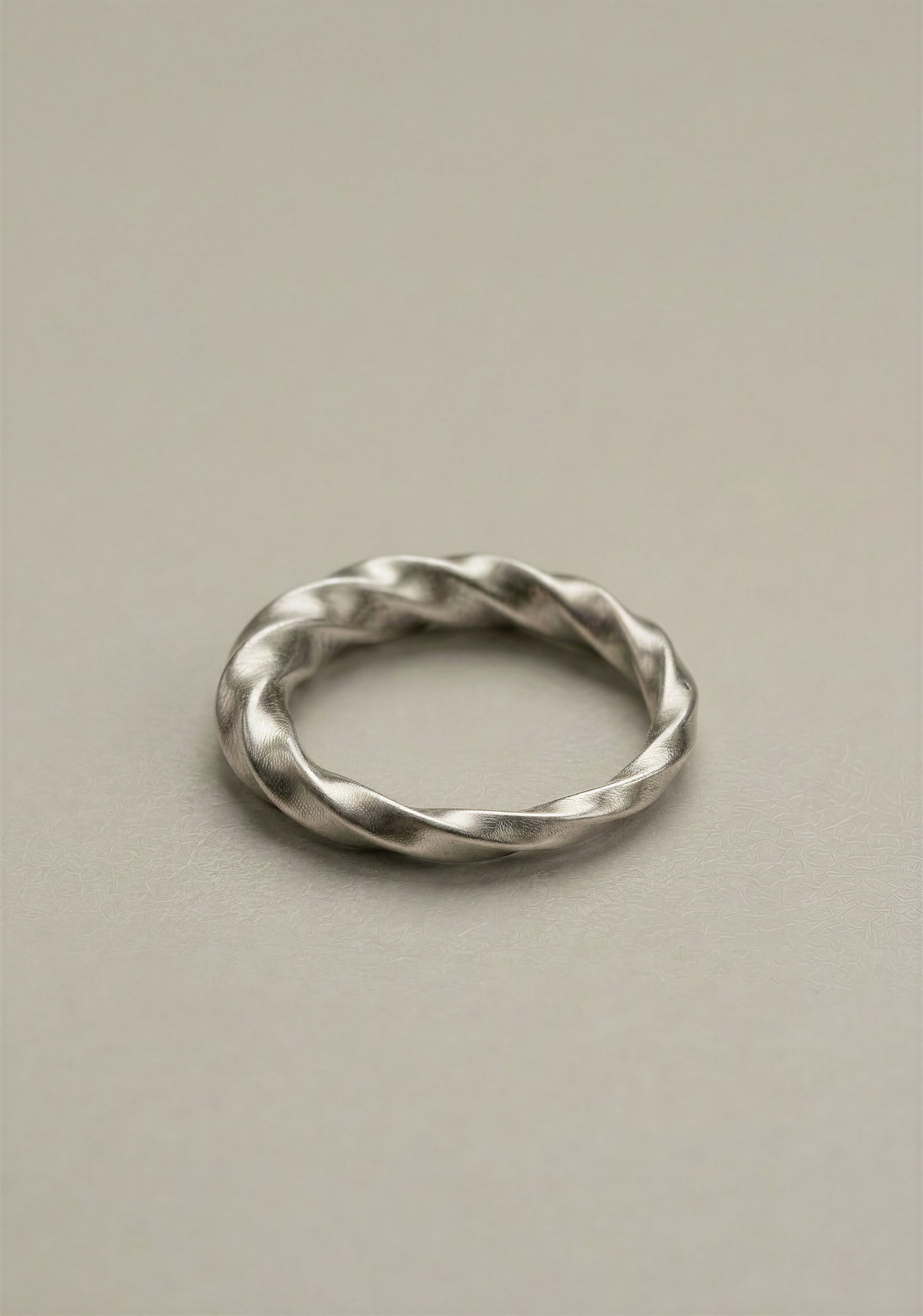 Anillo Barroque 001 — torsión continua en plata 925